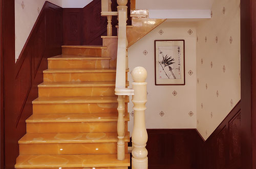 乌海中式别墅室内汉白玉石楼梯的定制安装装饰效果